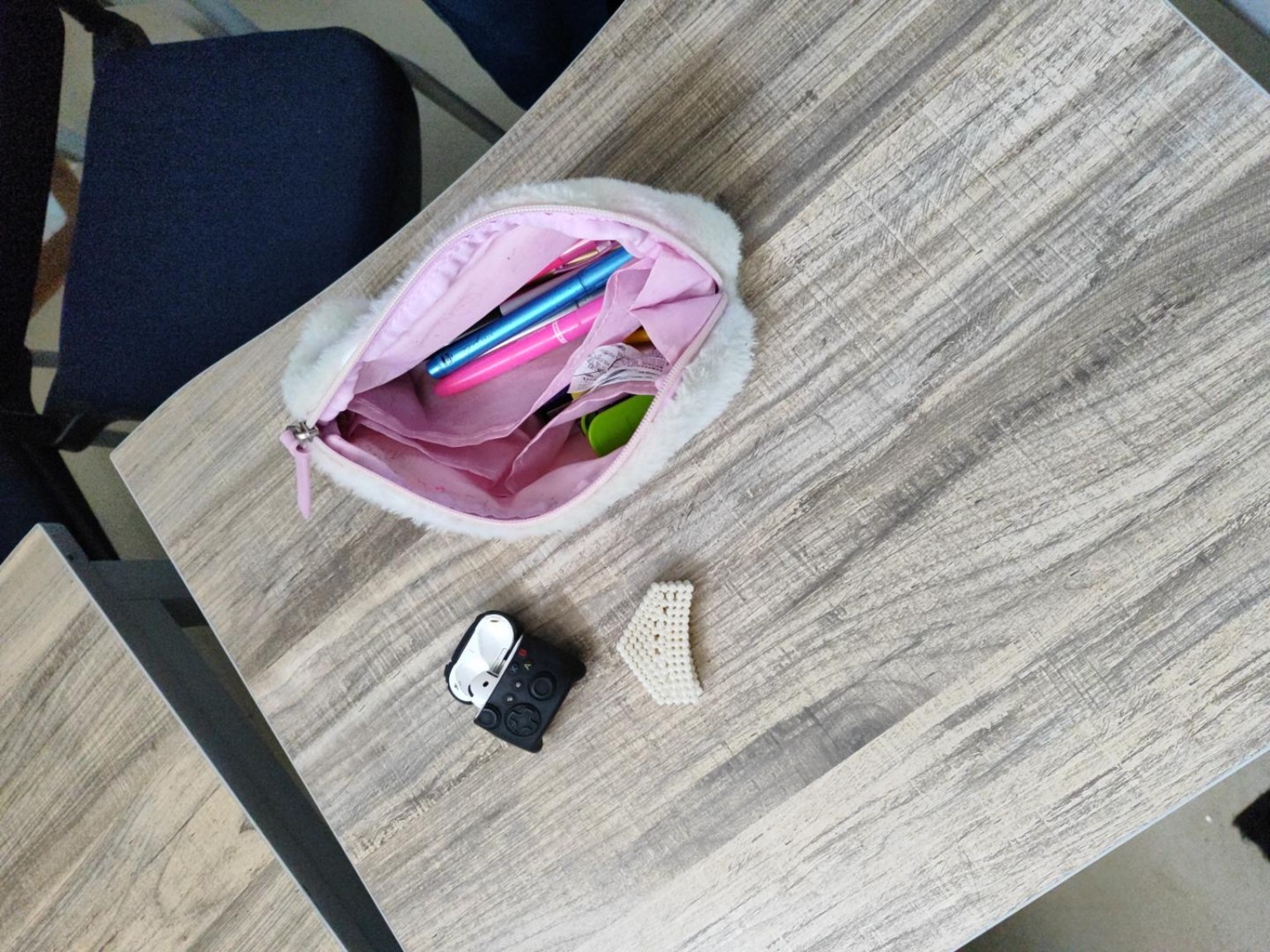 Cartuchera rosada con útiles, evidencia del hallazgo en Salón 402