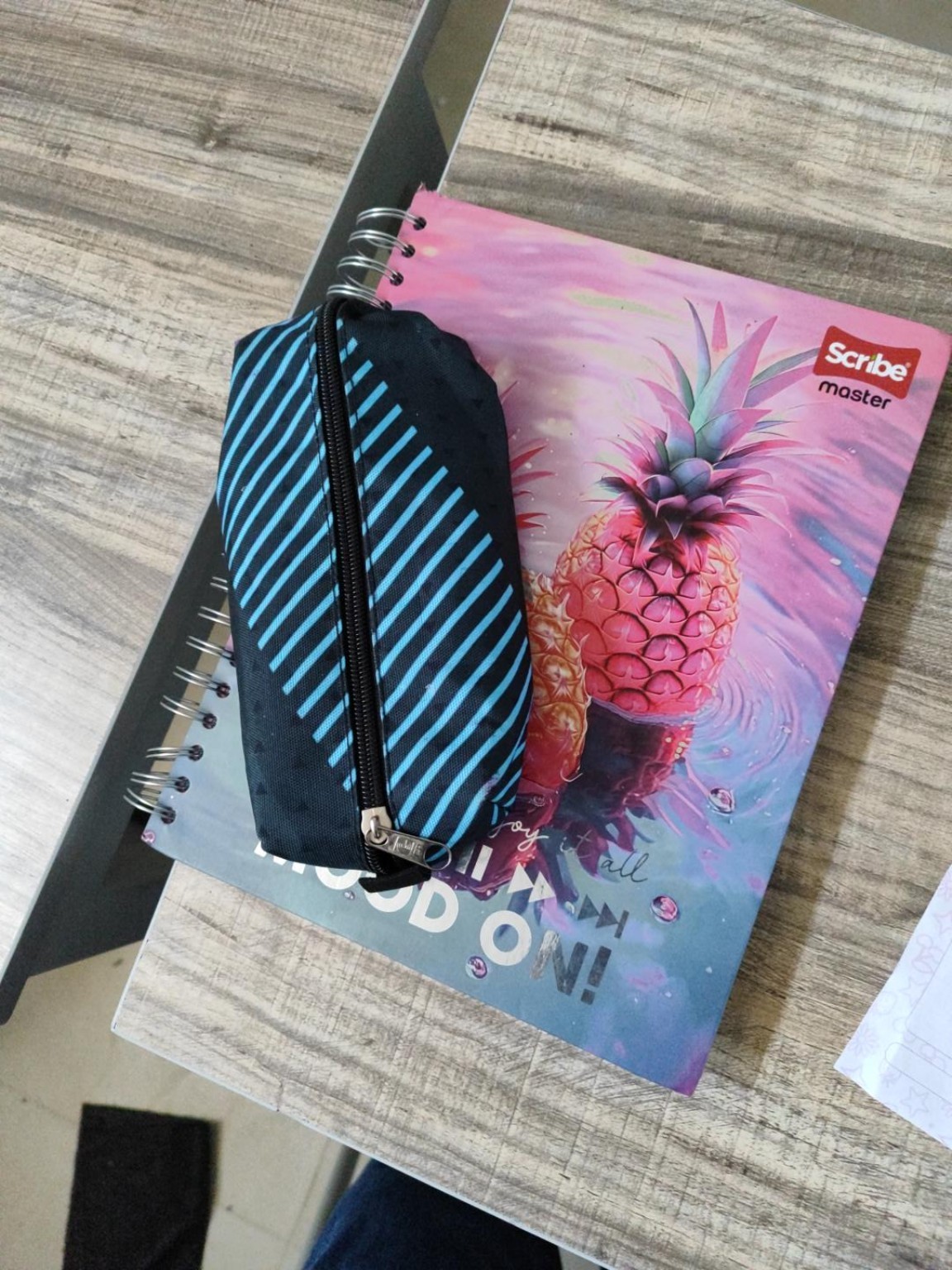 Cartuchera negra y azul, evidencia del hallazgo en Salón 402