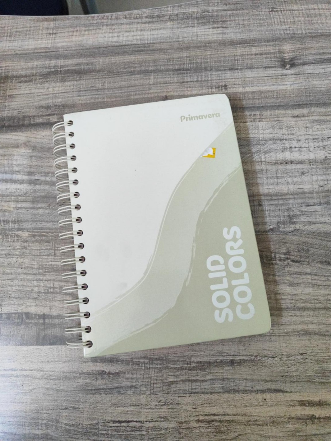 Cuaderno Primavera Solid Colors, evidencia del hallazgo en Salón 402