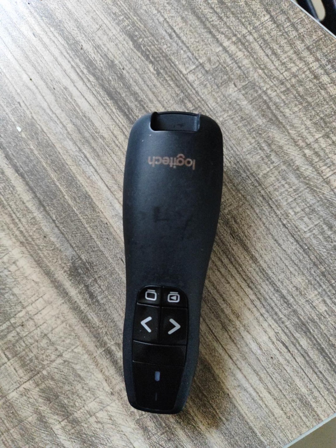 Presentador inalámbrico Logitech, evidencia del hallazgo en Salón 401