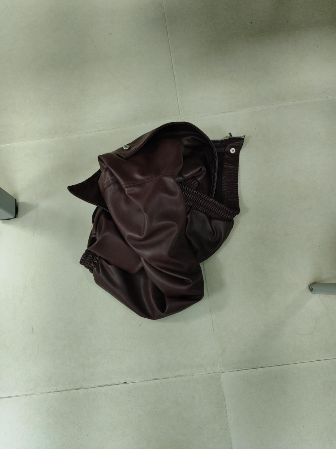 Chaqueta o prenda marrón, evidencia del hallazgo en Sala de Sistemas