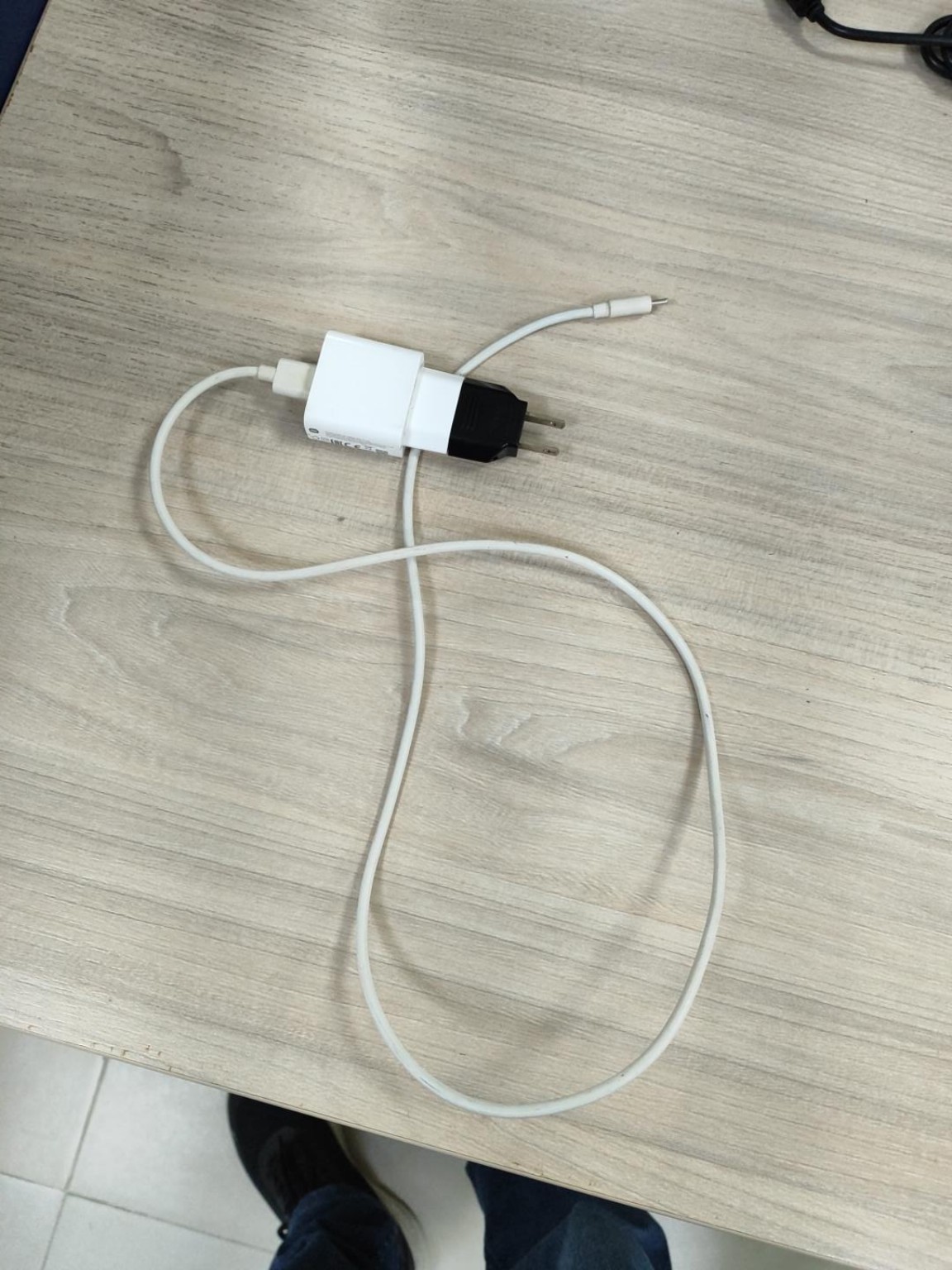 Cargador de teléfono blanco, evidencia del hallazgo en Sala de Sistemas